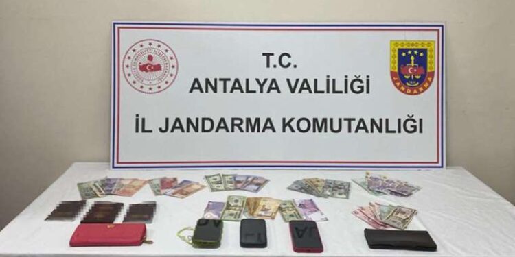 Dolar ve gümüş kolye hırsızlığı yapan 3 kişi yakalandı