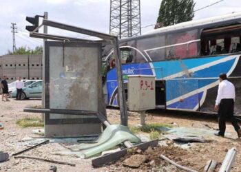 Yolcu otobüsü hem minibüse hem durağa çarptı!