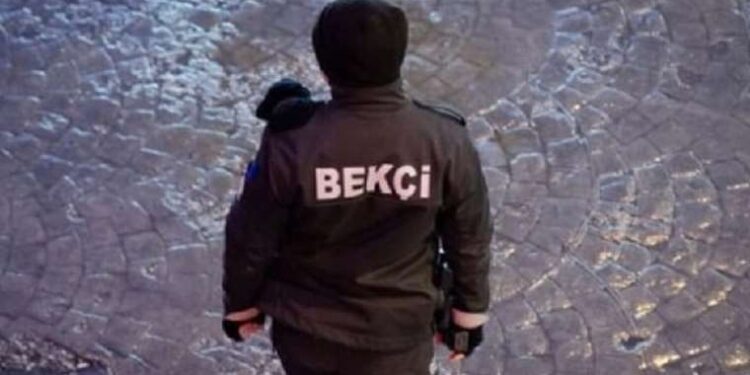 Mahalle bekçisi evinden çıkarken 9 yaşındaki kızının yanında öldürüldü