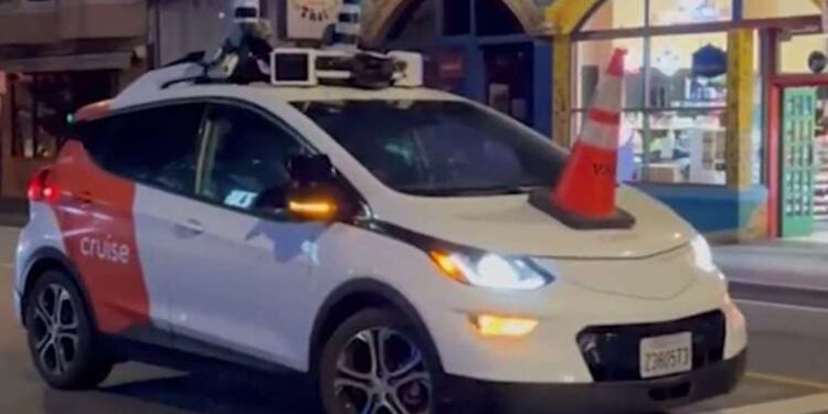 Balık tutuyordu: Çaya düşen genci arama çalışmaları başlatıldı