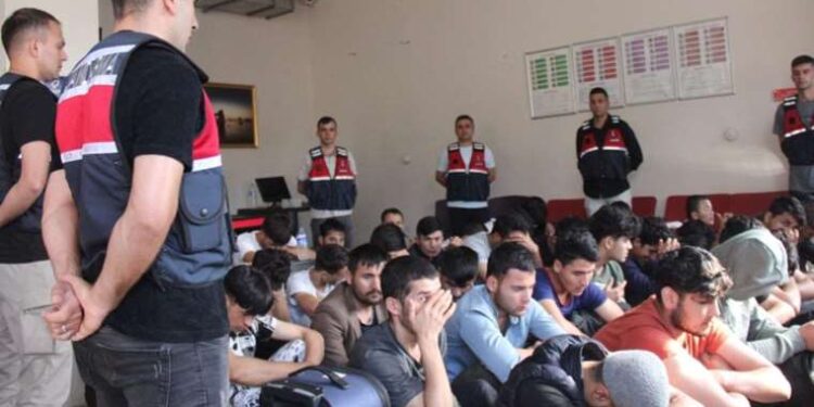 Kocaeli'de bin 419 kaçak göçmen ve 104 organizatör yakalandı