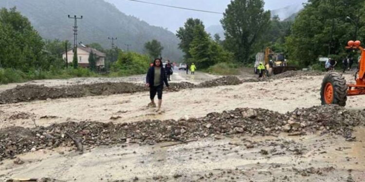 Trafiğe kapatılan Karabük-Zonguldak karayolu tek yönlü ulaşıma açıldı