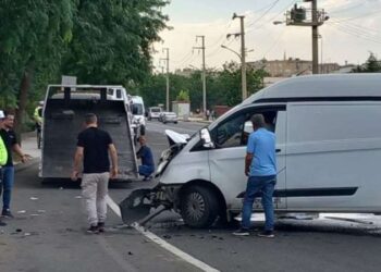 Diyarbakır’da iki minibüs kafa kafaya çarpıştı: Çok sayıda yaralı!