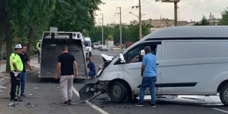 Diyarbakır’da iki minibüs kafa kafaya çarpıştı: Çok sayıda yaralı!