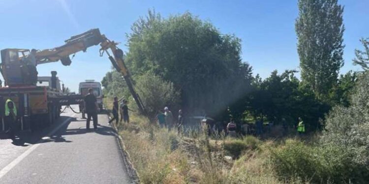 Afyonkarahisar'da işçi servisi devrildi: 3 ölü, 11 yaralı