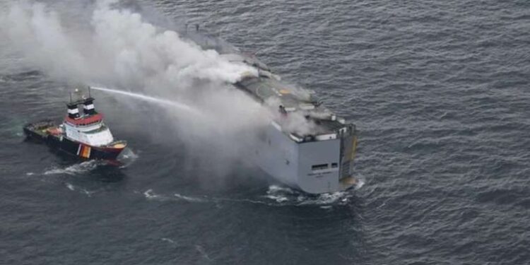Binlerce araç taşıyan gemi günlerdir söndürülemiyor