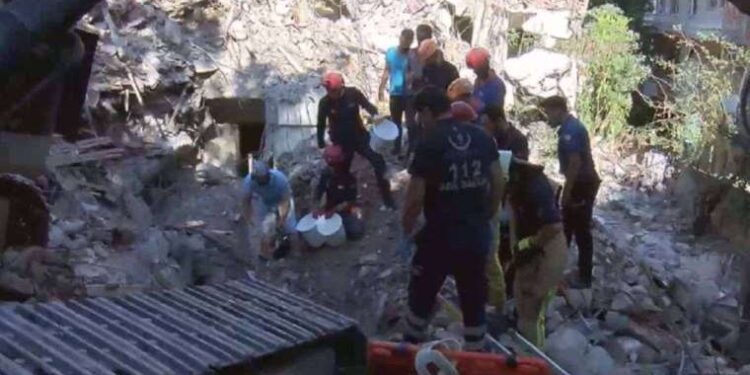 Son dakika... Bakırköy'de bina çöktü: 1 kişi göçük altında