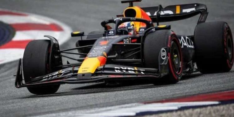 Silverstone'da pole pozisyonu Max Verstappen'in