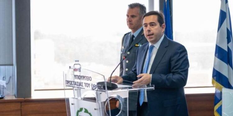 Yunanistan yanarken tatile gitmişti: Göç ve Sığınma Bakanı Mitarakis 'kişisel nedenlerle' istifa etti!