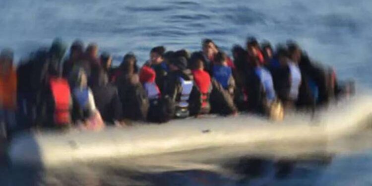 İzmir açıklarında geri itilen 14 düzensiz göçmen kurtarıldı