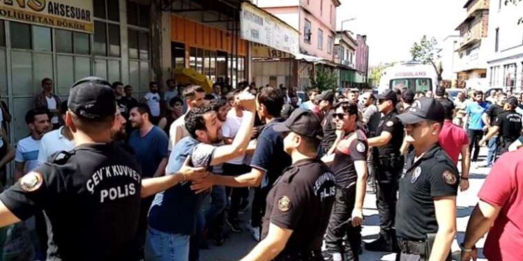Bursa'da borç-alacak kavgası! Suriyeli kiracıyla mülk sahibi arasında kavga çıktı, ortalık karıştı: 5 yaralı 4 gözaltı
