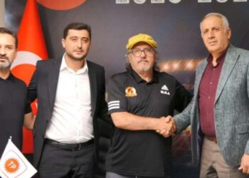 Mustafa Reşit Akçay'dan kariyerinde bir ilk!