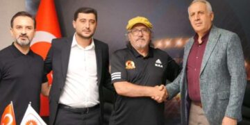 Mustafa Reşit Akçay'dan kariyerinde bir ilk!