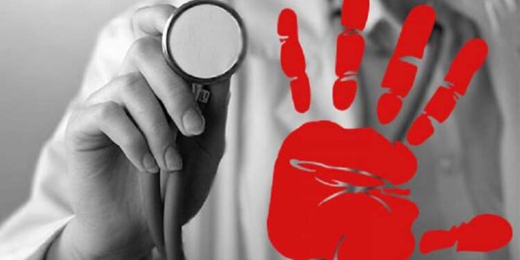 Fatura sağlıkçıya: Hastanedeki personel, donanım ve cihaz eksikliği hekimlere ‘şiddet’ olarak dönüyor