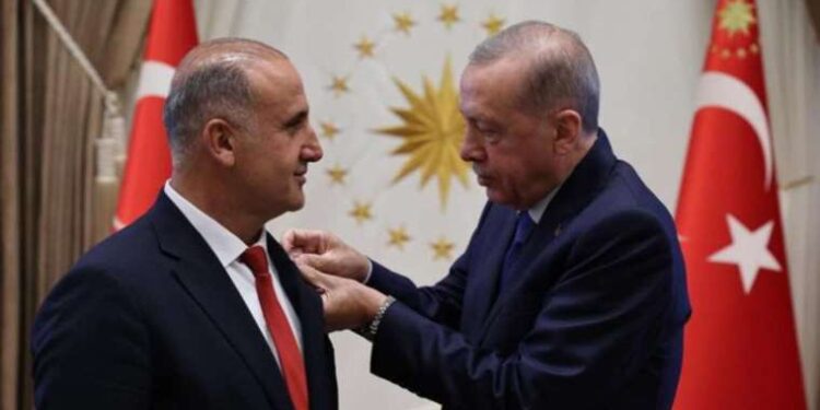 İYİ Parti’den istifa eden belediye başkanı AKP’ye geçti: Rozetini Erdoğan taktı