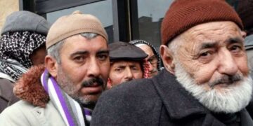 İYİ Partili Erhan Usta'dan 'emekli zammı' eleştirisi: Gülsek mi ağlasak mı?