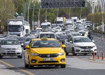 Hindistan’da halk, sırtından kuyruk çıkan çocuğa tapınmaya başladı