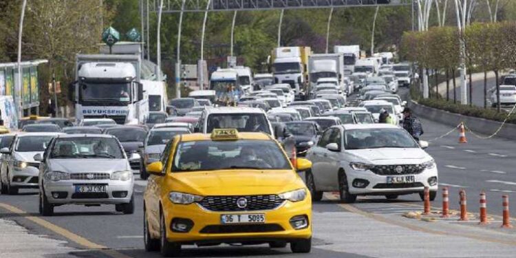 Hindistan’da halk, sırtından kuyruk çıkan çocuğa tapınmaya başladı