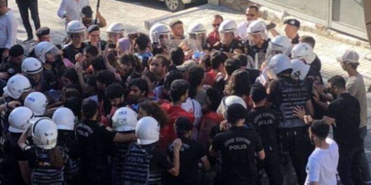 Suruç Katliamı anması için bildiri dağıtırken gözaltına alınan 46 kişiden 6'sı tutuklandı