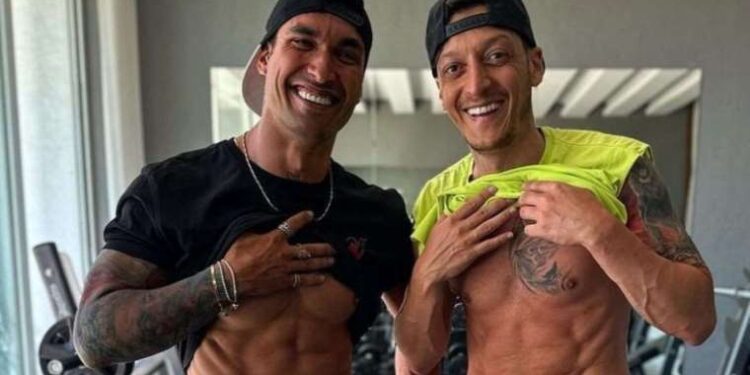 Mesut Özil'in yeni dövmesi Almanya'da tepkiye neden oldu