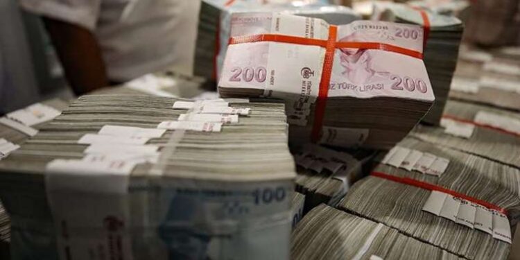 Enflasyon karşısında çare arayan yurttaş kart ve kredilere yüklendi: Faiz borçları kar topu gibi