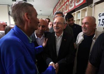 Kılıçdaroğlu, kahvehanede vatandaşları dinledi