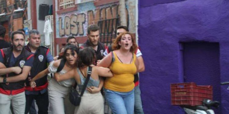 İzmir’de Suruç’u anmak isteyenlere polisten sert müdahale! 13 gözaltı