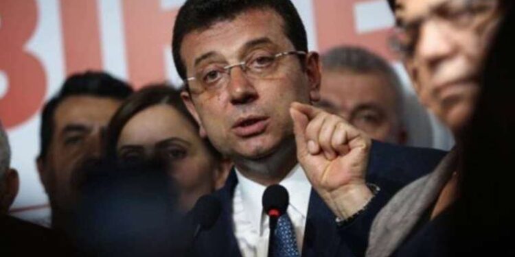 Foça açıklarında 19 düzensiz göçmen yakalandı