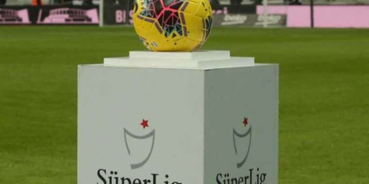 Gazetemiz yazarı Prof. Dr. Kongar talihsiz kaza geçirdi: Bir ay tedavi görecek