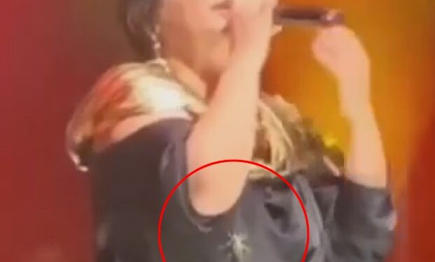 Konserde ilginç anlar! Üzerinde yürüyen çekirgeyi fark etmeyen Zara neye uğradığını şaşırdı