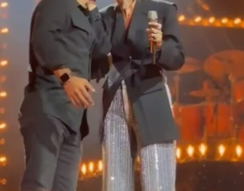 Konserde romantik anlar! Sıla Gençoğlu, sahneye gelen İlker Kaleli'yi dudağından öptü