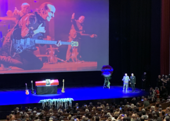 MFÖ, 52 yıllık dostları Özkan Uğur'a sahnede veda etti: Özkanım hoşça kal