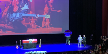 MFÖ, 52 yıllık dostları Özkan Uğur'a sahnede veda etti: Özkanım hoşça kal