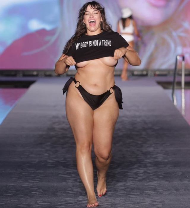 Miami Swim Week'te bedene pozitif yaklaşım sergileyen model