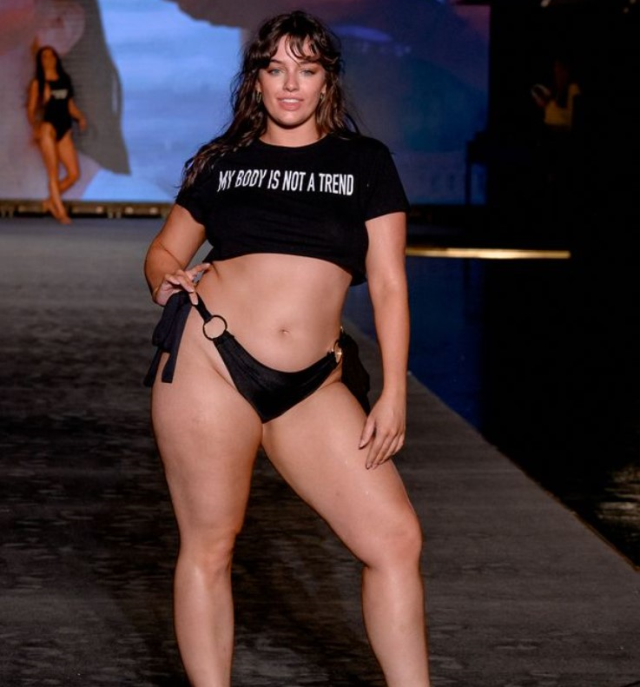 Miami Swim Week'te bedene pozitif yaklaşım sergileyen model