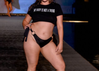 Miami Swim Week'te bedene pozitif yaklaşım sergileyen model