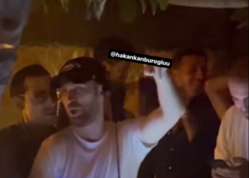 Murat Boz, Alaçatı'da gizemli sevgilisiyle sarmaş dolaş görüntülendi