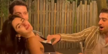 Nesrin Cavadzade'nin göğsüne para sıkıştırdığı anlar çok konuşulan Bora Akkaş, eşinden özür diledi