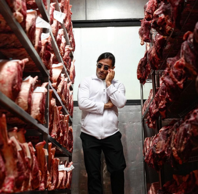 Nusret, gelen tepkilerin ardından Londra'daki restoranında fiyatları düşürdü