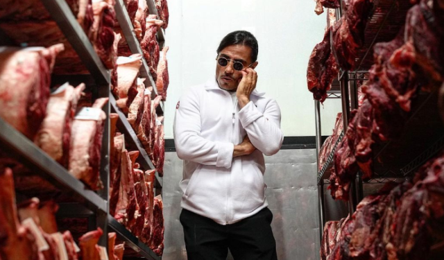 Nusret, gelen tepkilerin ardından Londra'daki restoranında fiyatları düşürdü