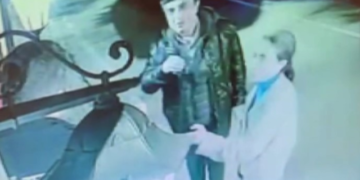 Sezen Aksu'nun yalısına zorla girmeye çalışan hayranı sınır dışı edildi