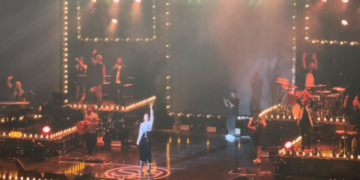 Sıla Gençoğlu, ölümüyle yıkıldığı Özkan Uğur'u konserinde andı