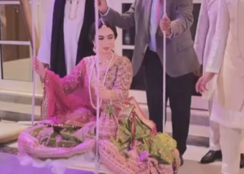 Terazinin bir kefesine gelini, diğer kefesine onlarca külçe altın koydular! Görüntülere tepki yağıyor