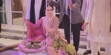 Terazinin bir kefesine gelini, diğer kefesine onlarca külçe altın koydular! Görüntülere tepki yağıyor