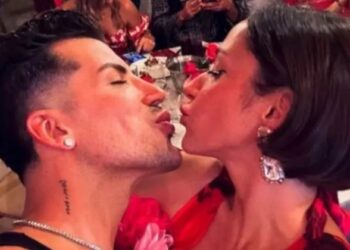 Zeynep Bastık, doğum günü partisinde Kerimcan Durmaz'la dudak dudağa poz verdi