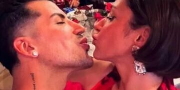 Zeynep Bastık, doğum günü partisinde Kerimcan Durmaz'la dudak dudağa poz verdi