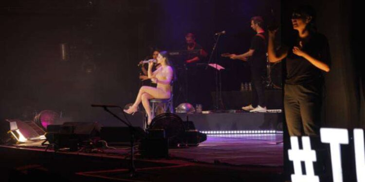 İşaret diliyle konser