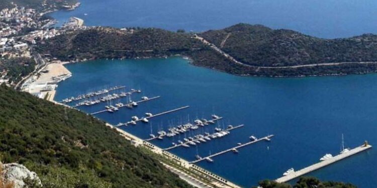 Kaş Limanı'nda 'rant ısrarı'