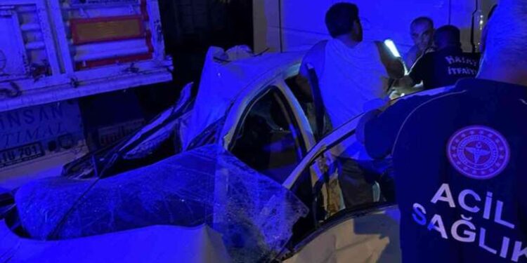 Hatay'da feci kaza... Park halindeki TIR'a çarpan otomobil hurdaya döndü: 2 ölü, 2 yaralı