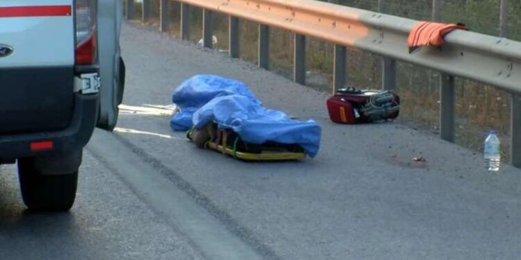 Motosiklet bariyere çarptı: Sürücü ve yolcu hayatını kaybetti!